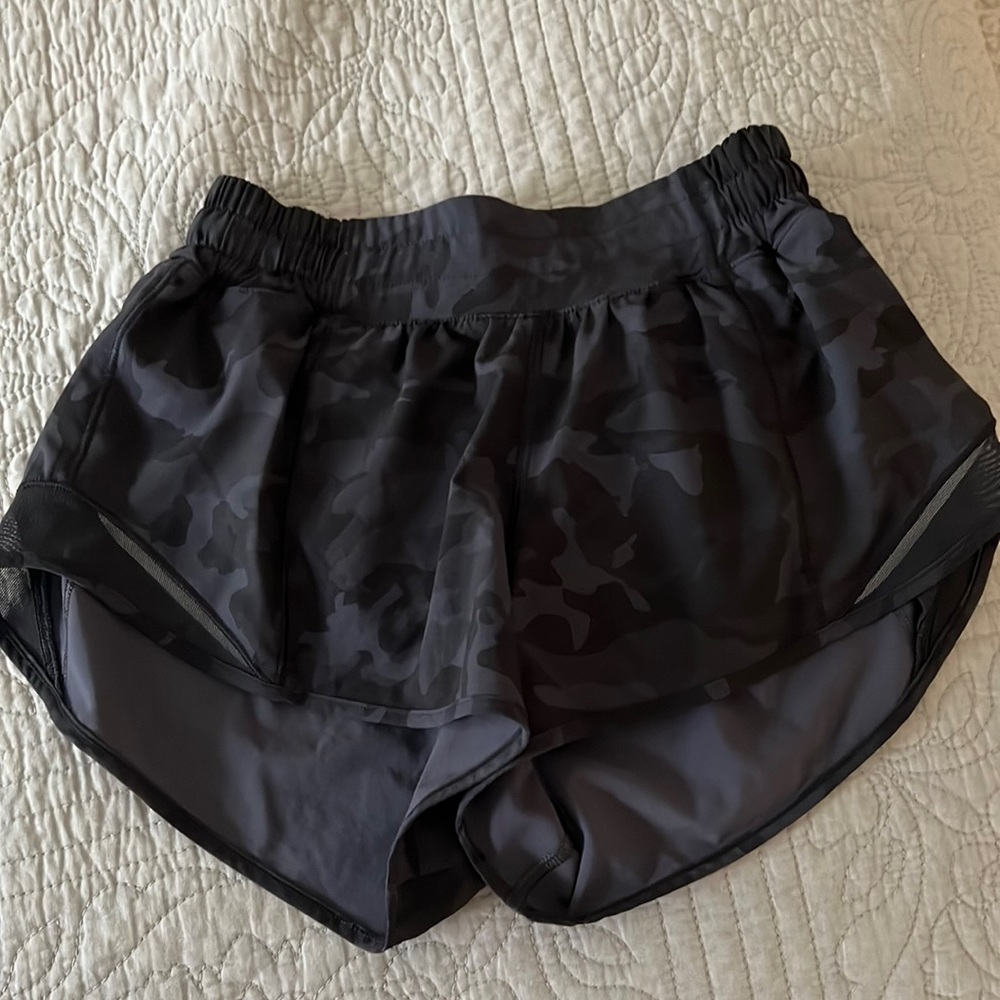Lululemon Hotty Hot Low Rise Lined 2.5”
